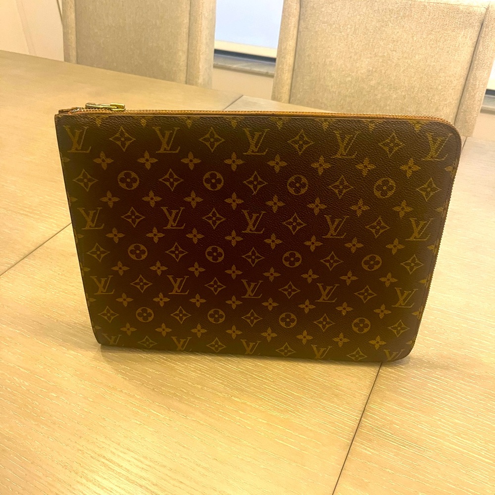Vintage LV Zip up Portfolio barely used. Great condition